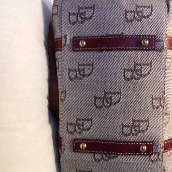 Dooney & Burke beautiful handbag. - Picture 5 of 5